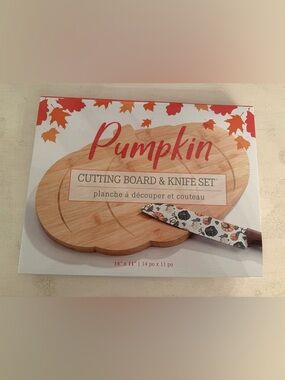 Pumpkin Bamboo Cutting Board with Floral-Pattern Knife - Red Accents